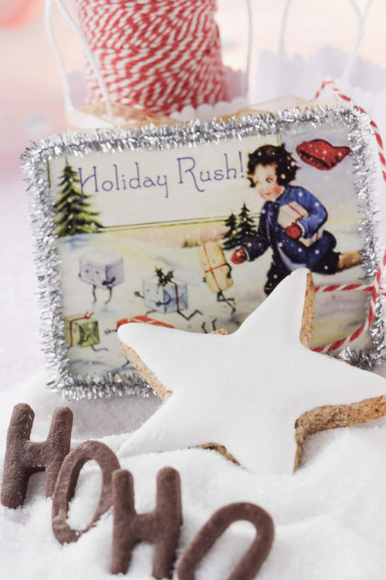 点心,无人,竖图,俯视,室内,特写,白天,白色背景,一排,朦胧,模糊,整齐,英文,标志,图案,文字,字符,字母,星星,食品,甜点,标识,食物,糕点,排列,饼干,甜食,零食,星形,摄影,影棚,英文字母,队列,五角形,装饰饼干,五角星,彩图,高角度拍摄,影棚拍摄,拍摄