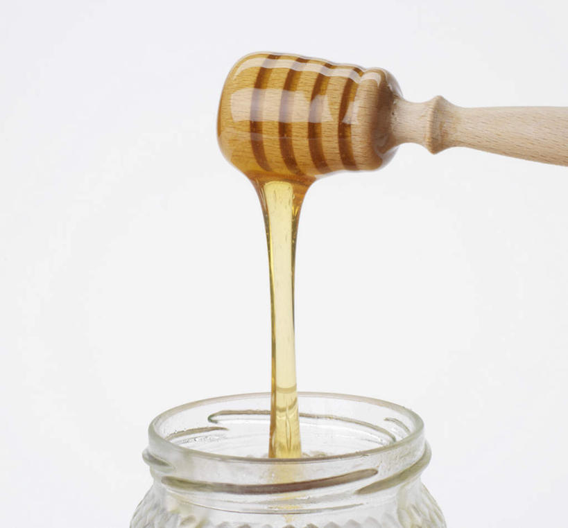 蜂蜜,无人,横图,室内,特写,白天,白色背景,正面,玻璃,朦胧,模糊,木棒,糖,玻璃制品,一个,玻璃瓶,瓶子,摄影,影棚,单个,花蜜,广口瓶,止痛,解毒,冬酿,石蜜,彩图,影棚拍摄,拍摄