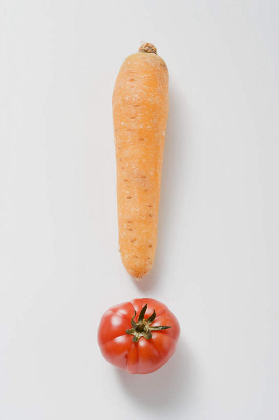 无人,竖图,俯视,室内,特写,白天,白色背景,萝卜,胡萝卜,蔬菜,西红柿,新鲜,食品,食物,摄影,有机食品,绿色食品,影棚,感叹号,红萝卜,甘荀,番茄,彩图,高角度拍摄,影棚拍摄,拍摄