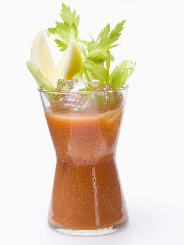 无人,竖图,室内,特写,白天,白色背景,正面,芹菜,蔬菜,西红柿,杯子,阴影,新鲜,反射,影子,冰,冰块,食品,酒类,一杯,文化,冷冻,玻璃制品,酒,食物,饮料,水杯,鸡尾酒,寒冷,调酒,摄影,有机食品,绿色食品,影棚,冷藏,冰冷,创造,想象,保鲜,血腥玛丽,血腥玛丽鸡尾酒,玻璃杯,药芹,水芹,旱芹,番茄,彩图,影棚拍摄,拍摄