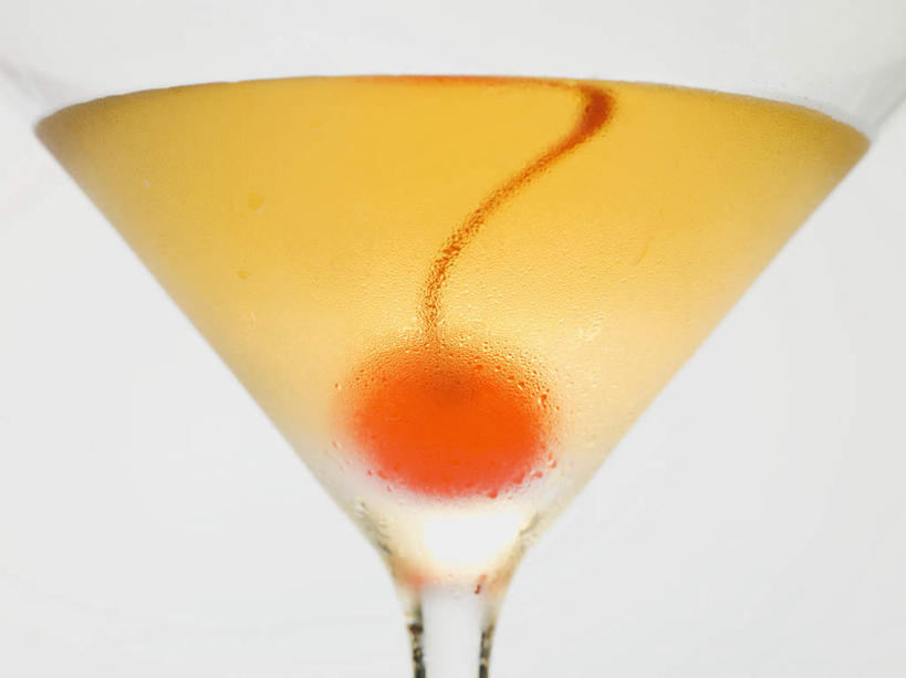 无人,横图,室内,特写,白天,白色背景,正面,樱桃,杯子,水果,阴影,新鲜,反射,高脚杯,影子,生食,食品,果实,酒类,一杯,文化,玻璃制品,酒,食物,饮料,一个,黄色,酒杯,鸡尾酒,调酒,摄影,有机食品,绿色食品,影棚,单个,创造,想象,鸡尾酒杯,曼哈顿酒,玻璃杯,樱珠,莺桃,英桃,楔桃,牛桃,荆桃,彩图,影棚拍摄,拍摄