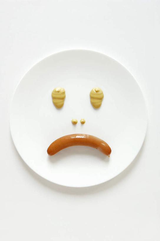 芥末,脸,头,脸颊,无人,哭,竖图,俯视,室内,特写,白天,白色背景,餐具,一根,阴影,反射,碟子,盘,影子,调料,酱料,酱汁,香肠,佐料,腊肠,调味品,调味料,酱,一个,红色,盘子,碟,眼泪,摄影,影棚,单个,泪水,山葵,泽山葵,溪山葵,芥子末,山嵛菜,芥辣粉,哇沙比,辣根,头部,脸部,脸蛋,面部,彩图,高角度拍摄,影棚拍摄,哭泣,哭啼,拍摄