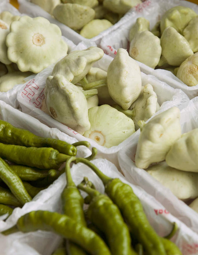 无人,竖图,俯视,室内,特写,白天,蔬菜,一堆,许多,阴影,堆叠,堆积,朦胧,模糊,新鲜,反射,影子,青椒,食品,货架,架子,食物,有机食品,绿色食品,堆,陈列架,大椒,菜椒,超市货架,甜椒,柿子椒,灯笼椒,彩图,高角度拍摄