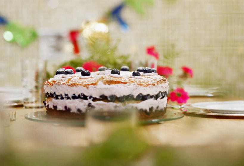 点心,无人,横图,室内,特写,白天,正面,餐桌,桌子,浆果,蓝莓,杯子,餐具,旗帜,蜡烛,水果,叶子,许多,阴影,朦胧,模糊,新鲜,反射,光线,碟子,火焰,盘,影子,烛光,生食,食品,果实,绿叶,燃烧,文化,旗子,玻璃制品,食物,糕点,盘子,水杯,碟,生日蛋糕,点燃,祈祷,嫩叶,许愿,有机食品,绿色食品,餐台,纪念,祈求,旌旗,旗号,平安,叶,叶片,玻璃杯,山都柿,蓝浆果,蓝靛果,彩图,蛋糕