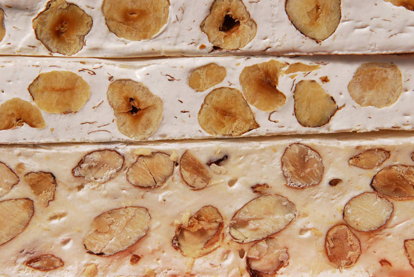 无人,横图,俯视,室内,特写,白天,餐桌,桌子,杏仁,阴影,反射,影子,食品,糖,糖果,坚果,甜点,甜品,果实,食物,甜食,干果,摄影,影棚,餐台,榛子,牛轧糖,山板栗,鸟结糖,纽结糖,杏子,杏梅仁,杏核仁,木落子,苦杏仁,彩图,高角度拍摄,影棚拍摄,拍摄