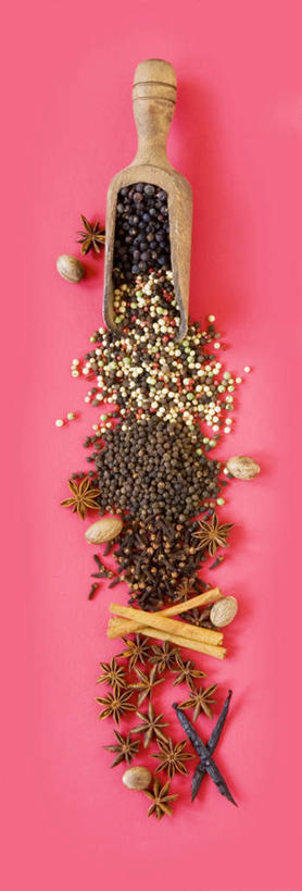 无人,竖图,俯视,室内,特写,白天,桌面,桌子,一把,一排,许多,阴影,粉色背景,整齐,反射,木制,影子,勺子,青椒,调味,香料,佐料,黑胡椒,排列,木制品,调羹,汤匙,摄影,影棚,堆,花椒,山椒,配料,队列,作料,大花椒,狗椒,红花椒,青花椒,蜀椒,香椒,胡椒,红椒,彩图,高角度拍摄,影棚拍摄,拍摄