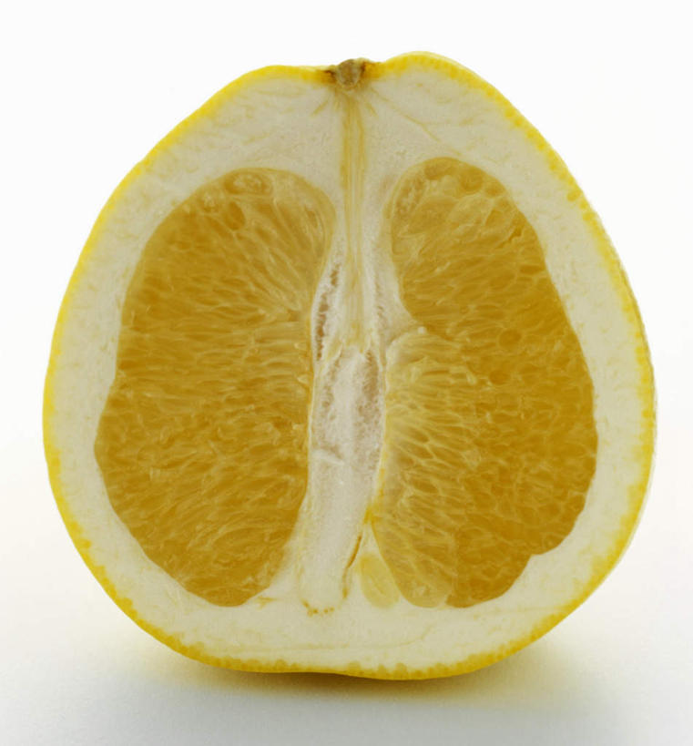 无人,竖图,俯视,室内,特写,白天,白色背景,餐桌,桌子,柚子,水果,切开,阴影,新鲜,反射,影子,生食,食品,果实,半个,食物,黄色,切,一半,摄影,有机食品,绿色食品,影棚,餐台,剖面,切面,柚,文旦,团圆果,彩图,高角度拍摄,影棚拍摄,拍摄