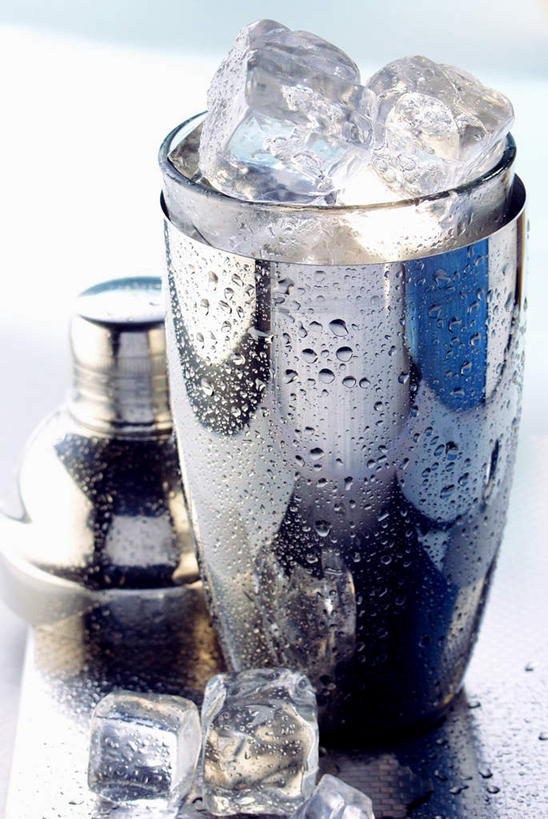 无人,竖图,俯视,室内,特写,白天,水,桌面,桌子,阴影,朦胧,模糊,反射,木制,液体,影子,冰,水滴,冰块,调酒器,冷冻,一个,木制品,寒冷,冷藏,单个,冰冷,调酒壶,保鲜,调酒瓶,雪克杯,雪克壶,摇酒壶,摇酒器,彩图,高角度拍摄