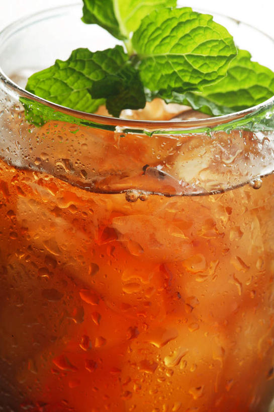 无人,竖图,俯视,室内,特写,白天,白色背景,幸福,茶,杯子,叶子,阴影,朦胧,模糊,反射,影子,冰,红茶,冰块,茶叶,薄荷,绿叶,银丹草,一杯,娱乐,冷冻,玻璃制品,红色,水杯,享受,休闲,温馨,嫩叶,放松,寒冷,乐趣,摄影,影棚,冷藏,冰冷,提神,舒适,醒脑,保鲜,冰茶,斑叶凤梨薄荷,苹果薄荷,夜息香,芙蓉茶,叶,叶片,玻璃杯,彩图,高角度拍摄,影棚拍摄,拍摄