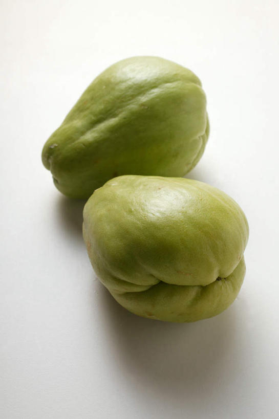 无人,竖图,俯视,室内,特写,白天,白色背景,蔬菜,椰菜,卷心菜,阴影,新鲜,反射,影子,食品,食物,两个,绿色,甘蓝,摄影,有机食品,绿色食品,抱子甘蓝,芽甘蓝,影棚,球芽甘蓝,子持甘蓝,结球甘蓝,甘兰,包心菜,彩图,高角度拍摄,影棚拍摄,拍摄