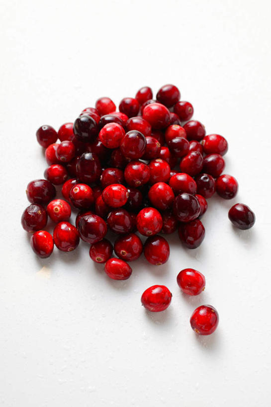 无人,竖图,俯视,室内,特写,白天,白色背景,浆果,水果,一堆,许多,阴影,堆叠,堆积,新鲜,反射,影子,生食,食品,果实,食物,红色,摄影,有机食品,绿色食品,影棚,堆,曼越桔,蔓越橘,小红莓,酸莓,彩图,高角度拍摄,影棚拍摄,拍摄