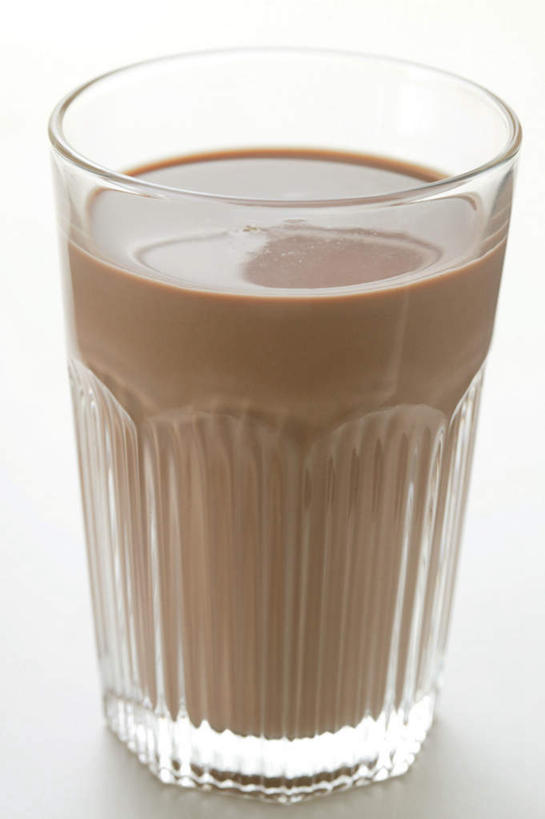 无人,竖图,俯视,室内,特写,白天,白色背景,杯子,阴影,反射,影子,棕色,一杯,玻璃制品,水杯,热巧克力,摄影,影棚,热可可,美禄,热朱古力,玻璃杯,彩图,高角度拍摄,影棚拍摄,拍摄