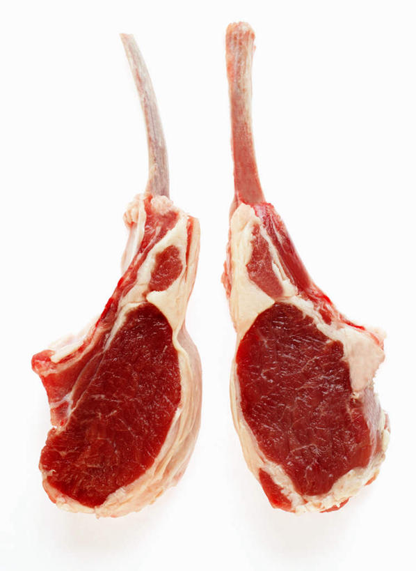 骨骼,无人,竖图,俯视,室内,特写,白天,白色背景,餐桌,桌面,桌子,两块,阴影,对称,新鲜,反射,影子,肉,羊排,食品,骨头,羊肉,肉类,食材,食物,红色,摄影,影棚,餐台,骨架,肉食,彩图,高角度拍摄,影棚拍摄,拍摄