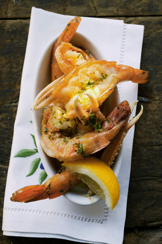 海鲜,无人,竖图,俯视,室内,特写,白天,烹饪,西餐,餐桌,桌面,桌子,柠檬,水果,一堆,许多,切开,阴影,堆叠,堆积,新鲜,反射,影子,陶瓷,生食,虾,料理,食品,果实,陶瓷制品,水产,菜肴,美食,海洋生物,食物,白色,餐巾,容器,碗,切,西式,摄影,佳肴,有机食品,绿色食品,影棚,餐台,储藏,堆,储存,水生动物,海产品,水生物,剖面,海底动物,切面,螯虾,益母果,柠果,彩图,高角度拍摄,影棚拍摄,拍摄,贮存