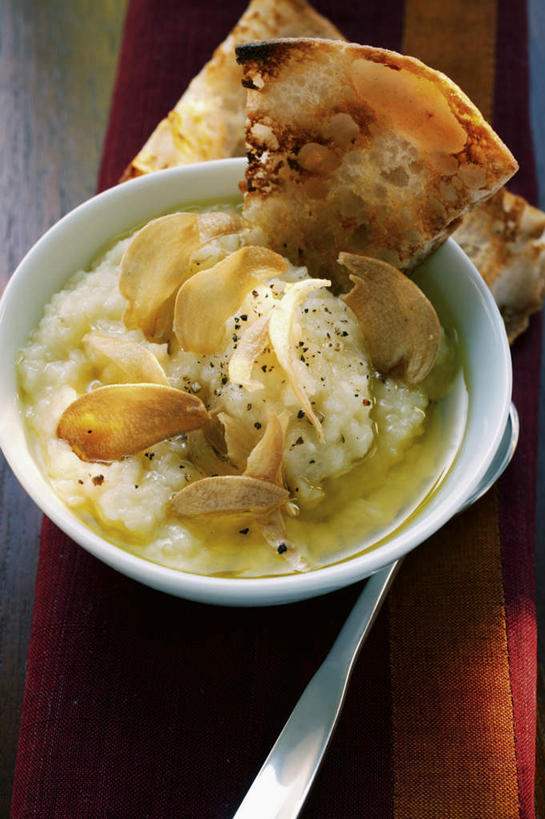 点心,面包,无人,竖图,俯视,室内,特写,白天,烹饪,西餐,餐桌,桌面,桌子,蒜,阴影,反射,影子,勺子,陶瓷,料理,食品,面点,陶瓷制品,菜肴,美食,食物,糕点,白色,容器,调羹,汤匙,碗,西式,摄影,佳肴,影棚,餐台,储藏,储存,豆沙,小蒜,大蒜,彩图,高角度拍摄,影棚拍摄,拍摄,贮存