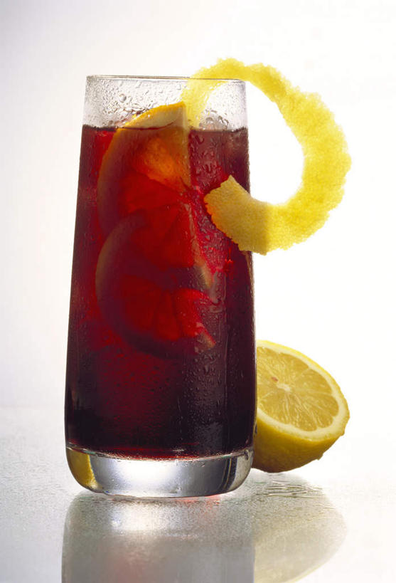 葡萄酒,无人,竖图,室内,特写,白天,白色背景,正面,柠檬,杯子,水果,切开,阴影,新鲜,反射,影子,生食,食品,果实,酒类,半个,一杯,玻璃制品,酒,食物,饮料,红色,水杯,切,一半,摄影,有机食品,绿色食品,影棚,波特酒,剖面,切面,加强葡萄酒,加强型葡萄酒,玻璃杯,益母果,柠果,彩图,影棚拍摄,拍摄