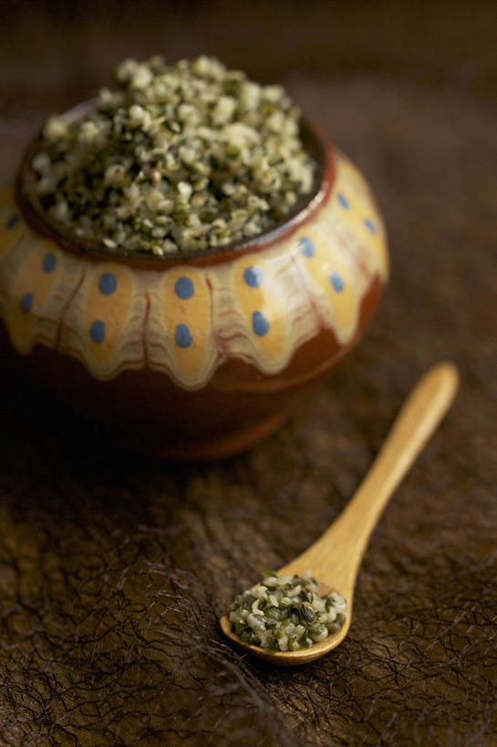 无人,竖图,俯视,室内,特写,白天,餐桌,桌子,一堆,许多,阴影,堆叠,堆积,朦胧,模糊,反射,木制,影子,勺子,木制品,调羹,汤匙,餐台,堆,罂粟籽,罂子粟,阿芙蓉,彩图,高角度拍摄,米囊,御米