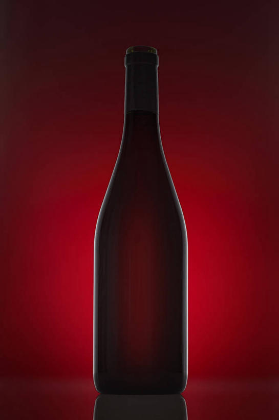 无人,竖图,室内,特写,白天,正面,餐桌,桌子,静物,阴影,红色背景,反射,影子,红酒瓶,玻璃制品,酒瓶,一个,玻璃瓶,瓶子,摄影,影棚,单个,餐台,葡萄酒瓶,彩图,影棚拍摄,拍摄