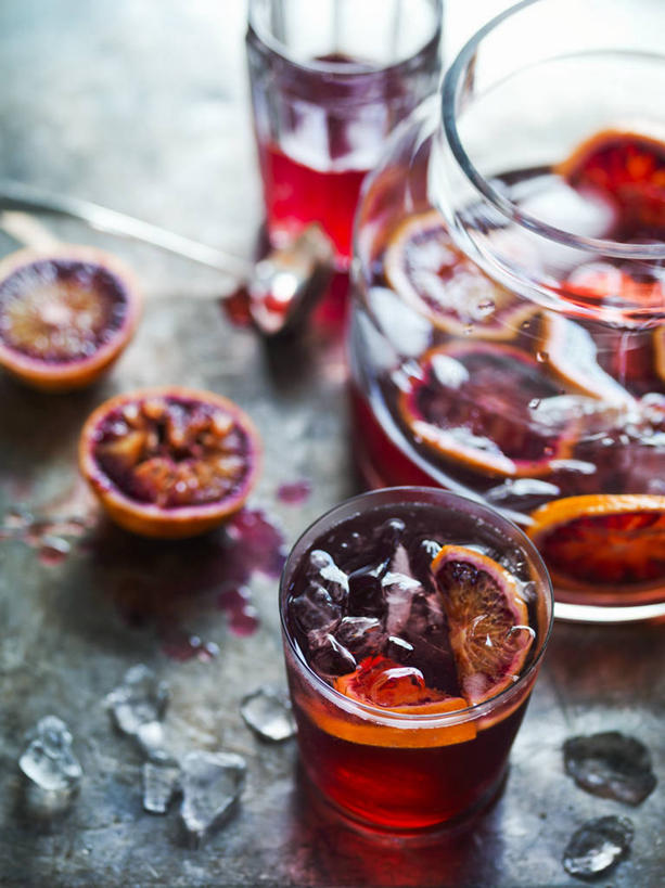 无人,竖图,俯视,室内,特写,白天,餐桌,桌子,杯子,水果,阴影,朦胧,模糊,新鲜,反射,影子,冰,生食,冰块,食品,果实,酒类,文化,冷冻,玻璃制品,酒,食物,饮料,水杯,鸡尾酒,寒冷,调酒,有机食品,绿色食品,冷藏,餐台,冰冷,创造,甜橙,血橙,想象,保鲜,血腥玛丽,血腥玛丽鸡尾酒,玻璃杯,橙子,橙,彩图,高角度拍摄,鹄壳,黄橙,黄果,金橙,金环,金球,糖橙