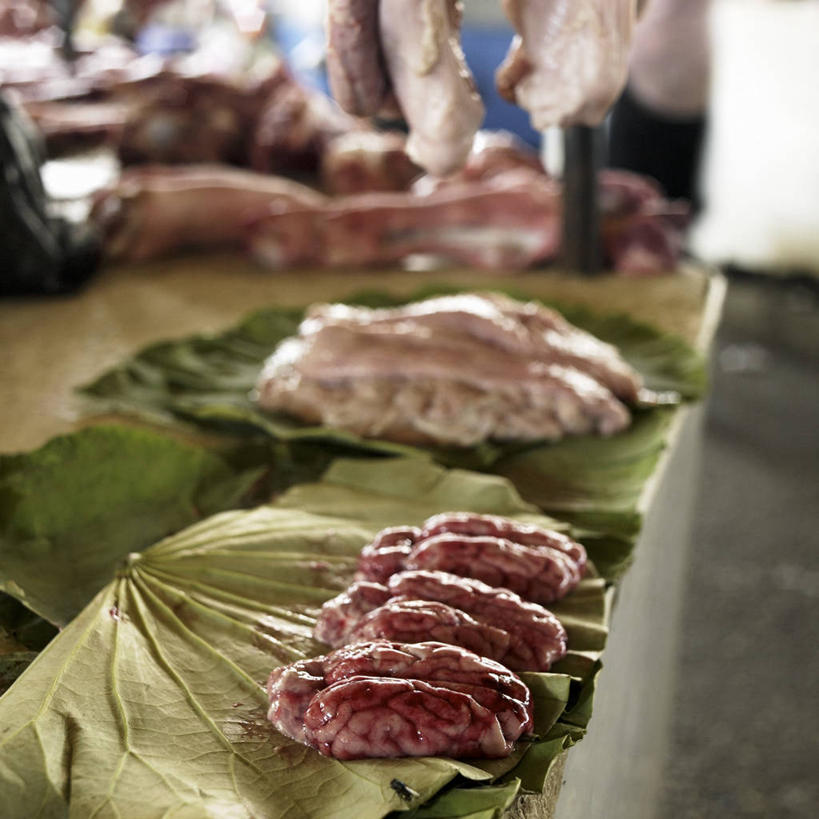 肝脏,无人,菜场,方图,俯视,室内,特写,白天,购物,消费,餐桌,桌子,叶子,许多,阴影,朦胧,模糊,反射,影子,肉,牛肉,绿叶,集市,市场,肉类,嫩叶,金融,餐台,选购,贸易,肉食,菜市,肝,叶,叶片,彩图,高角度拍摄,菜市场,牛肝