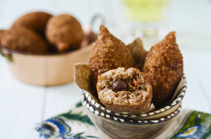 无人,横图,俯视,室内,特写,白天,烹饪,餐桌,桌子,阴影,朦胧,模糊,反射,影子,陶瓷,油炸,油炸食品,料理,食品,煎饺,陶瓷制品,菜肴,美食,食物,容器,碗,佳肴,餐台,储藏,储存,横截面,剖面,印度菜,印度料理,截面,截面图形,彩图,高角度拍摄,贮存