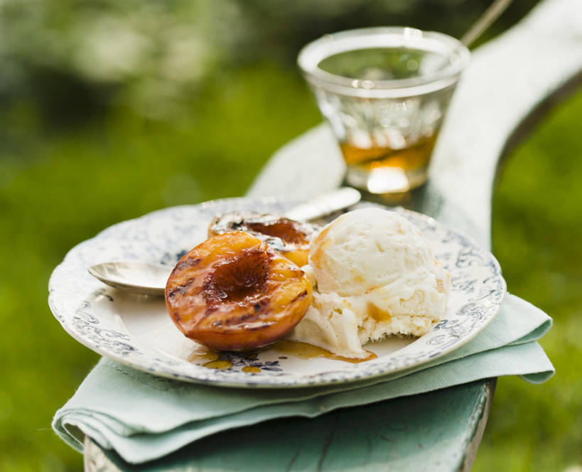 蜂蜜,无人,横图,俯视,室外,特写,白天,烧烤,桌面,桌子,桃子,杯子,餐具,水果,阴影,朦胧,模糊,新鲜,反射,木制,碟子,盘,影子,勺子,生食,食品,冰激凌,果实,清凉,玻璃制品,食物,盘子,木制品,水杯,调羹,碟,汤匙,冷饮,水蜜桃,舒服,冰淇淋,有机食品,绿色食品,解暑,解渴,蟠桃,雪糕,花蜜,舒爽,肺果,止痛,冰糕,消暑,解毒,冬酿,石蜜,玻璃杯,彩图,高角度拍摄