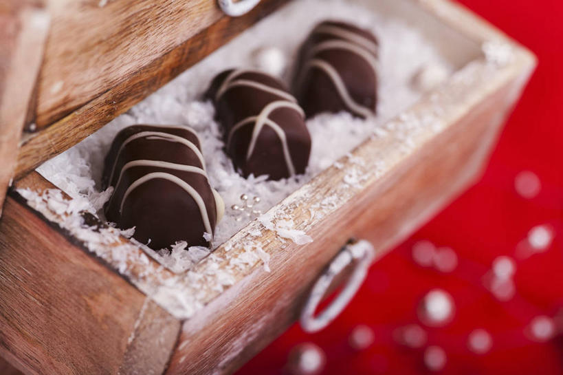 无人,横图,俯视,室内,特写,白天,一排,阴影,红色背景,朦胧,模糊,整齐,反射,木制,材料,木盒,影子,塑料,食品,糖,糖果,甜点,甜品,食物,排列,三个,一个,木制品,容器,塑料制品,甜食,巧克力,摄影,影棚,单个,储藏,朱古力,包装材料,储存,队列,隔音,彩图,高角度拍摄,影棚拍摄,拍摄,多孔塑料,泡沫塑料,绝热,贮存