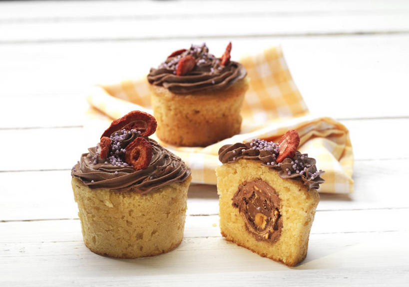 点心,无人,横图,俯视,室内,特写,白天,下午茶,桌面,桌子,三块,切开,阴影,反射,木制,影子,食品,糖,糖果,甜点,甜品,软糖,巧克力蛋糕,食物,糕点,餐巾,木制品,甜食,巧克力,切,朱古力,剖面,切面,太妃糖,保洁方巾,口布,彩图,高角度拍摄,蛋糕