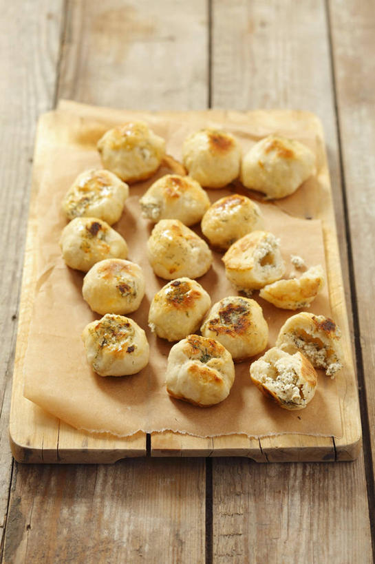 点心,奶酪,无人,竖图,俯视,室内,特写,白天,桌面,桌子,许多,阴影,反射,木制,影子,干酪,起司,食品,泡芙,甜点,甜品,案板,芝士,营养,砧板,食物,糕点,木制品,甜食,乳酪,乳制品,发酵,彩图,高角度拍摄