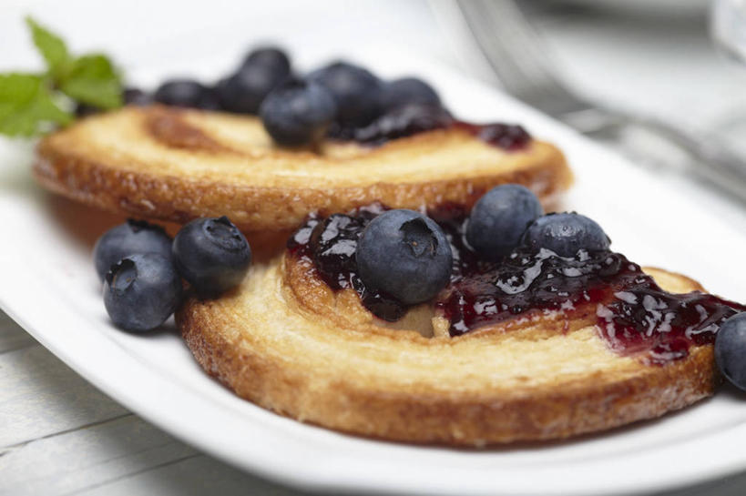 点心,面包,无人,横图,俯视,室内,特写,白天,桌面,桌子,浆果,蓝莓,餐具,水果,叶子,阴影,朦胧,模糊,新鲜,反射,木制,碟子,盘,影子,生食,食品,面点,果实,绿叶,吐司,食物,糕点,两个,盘子,木制品,碟,果酱,嫩叶,有机食品,绿色食品,法式面包,吐司面包,蓝莓酱,果子酱,叶,叶片,山都柿,蓝浆果,蓝靛果,彩图,高角度拍摄,多士,听型面包