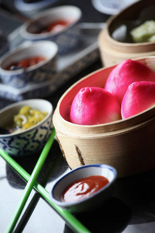 点心,蒸笼,无人,竖图,俯视,室内,特写,白天,烹饪,餐桌,筷子,桌子,餐具,厨具,一双,阴影,竹制,朦胧,模糊,反射,影子,陶瓷,调料,酱料,酱汁,佐料,料理,食品,包子,面点,陶瓷制品,调味品,调味料,文化,传统,酱,辣酱,美食,食物,容器,碗,中式,餐台,储藏,礼节,辣椒酱,寿桃,竹制品,储存,笼屉,礼仪,烹饪用具,寿桃包,进餐用具,烹调用具,烹调,彩图,高角度拍摄,贮存