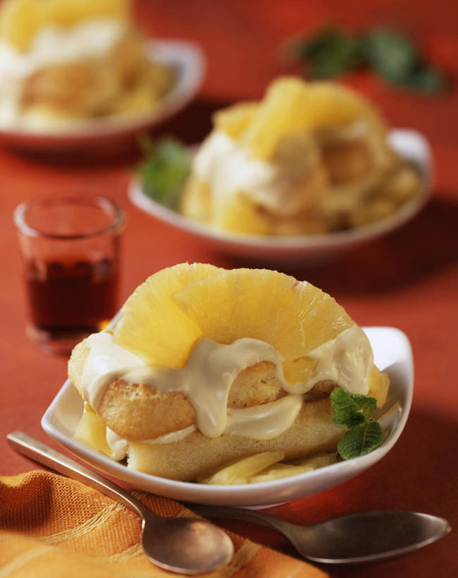 点心,无人,竖图,俯视,室内,特写,白天,下午茶,菠萝,杯子,水果,阴影,红色背景,朦胧,模糊,新鲜,反射,影子,陶瓷,生食,食品,果实,薄荷叶,陶瓷制品,酒类,提拉米苏,玻璃制品,酒,食物,糕点,饮料,酒杯,容器,碗,摄影,有机食品,绿色食品,影棚,储藏,储存,利口酒,蒸馏酒,餐后甜酒,意大利蛋糕,玻璃杯,凤梨,彩图,高角度拍摄,影棚拍摄,拍摄,利口酒杯,贮存,蛋糕