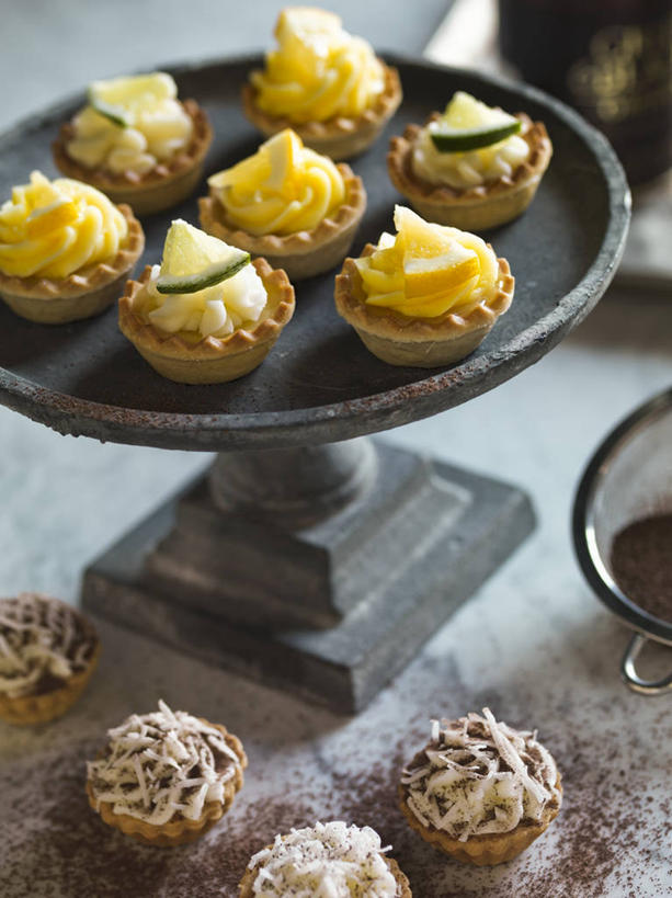 面食,无人,竖图,俯视,室内,特写,白天,烹饪,西餐,柠檬,餐具,水果,许多,阴影,朦胧,模糊,新鲜,反射,碟子,盘,影子,生食,料理,食品,面点,果实,菜肴,美食,食物,盘子,碟,西式,佳肴,有机食品,绿色食品,派,柠檬派,益母果,柠果,彩图,高角度拍摄