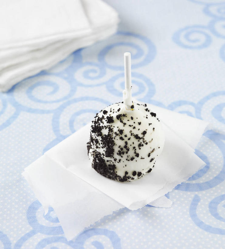 点心,无人,竖图,俯视,室内,特写,白天,下午茶,餐桌,生活用品,桌子,一块,阴影,花纹,反射,布料,影子,纸,食品,布纹,桌布,食物,糕点,蓝色,餐巾,台布,纸巾,日用品,奶油蛋糕,餐台,卫生纸,生活用纸,磅蛋糕,餐桌布,彩图,高角度拍摄,蛋糕