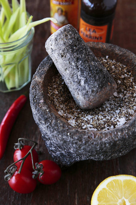 无人,竖图,俯视,室内,特写,白天,桌面,桌子,柠檬,芹菜,蔬菜,西红柿,小番茄,水果,阴影,新鲜,反射,木制,影子,生食,食品,果实,酒类,文化,蔬果,玻璃制品,酒,酒瓶,食物,饮料,玻璃瓶,木制品,瓶子,鸡尾酒,器皿,调酒,有机食品,绿色食品,研磨,创造,臼杵,想象,研杵,研钵,臼,血腥玛丽,血腥玛丽鸡尾酒,小西红柿,樱桃小番茄,珍珠小番茄,益母果,柠果,樱桃番茄,药芹,水芹,圣女果,旱芹,番茄,彩图,高角度拍摄