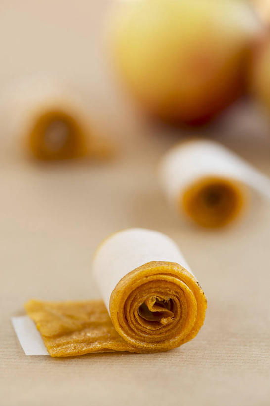 无人,竖图,俯视,室内,特写,白天,苹果,水果,阴影,朦胧,模糊,曲折,弯曲,新鲜,反射,影子,生食,食品,果实,果皮,食物,蜿蜒,有机食品,绿色食品,螺旋状,苹果皮,彩图,高角度拍摄,螺旋形,螺旋形状,螺旋型