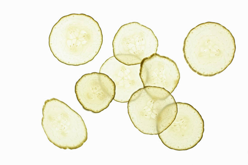 无人,横图,俯视,室内,特写,白天,白色背景,黄瓜,蔬菜,一堆,许多,切开,阴影,堆叠,堆积,新鲜,反射,影子,食品,食物,腌制,切,摄影,有机食品,绿色食品,影棚,堆,剖面,酸黄瓜,腌渍,切面,青瓜,胡瓜,彩图,高角度拍摄,影棚拍摄,拍摄,清脆,爽口