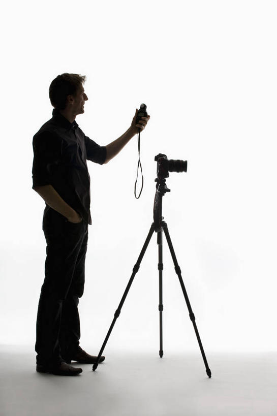 西方人,一个人,摄影师,站,举,竖图,室内,白天,白色背景,侧面,相机,欧洲,欧洲人,仅一个男性,仅一个人,仅一个中年男性,握,阴影,服装,反射,测量,影子,休闲装,一个,拍照,衣服,数码相机,托,站着,休闲,休闲服,单反,握着,摄影,服饰,影棚,单个,单反相机,支撑,控制,三脚架,装置,稳定,巩固,仪表,男人,男性,中年男性,白种人,照相机,举起,举手,举着,向上举,向上伸,向上托,站立,彩图,全身,影棚拍摄,拍摄,照相,曝光表,测光表,稳固