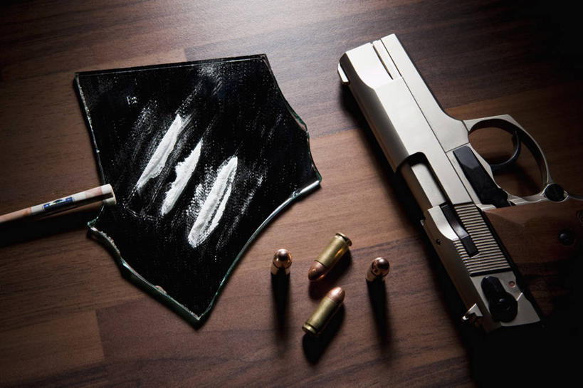 无人,横图,俯视,室内,特写,白天,竞争,桌面,桌子,静物,一把,一堆,许多,对抗,阴影,堆叠,堆积,冲突,反射,木制,粉末,枪支,影子,破坏,木制品,粉,武器,战争,手枪,堆,子弹,损坏,麻醉,可卡因,攻击,威胁,对立,矛盾,兵器,防御,枪械,枪弹,弹夹,敌对,挫败,斗争,抗拒,抗衡,杀伤,威慑,粉状,粉剂,麻药,麻醉剂,古柯碱,子弹夹,危险,彩图,高角度拍摄