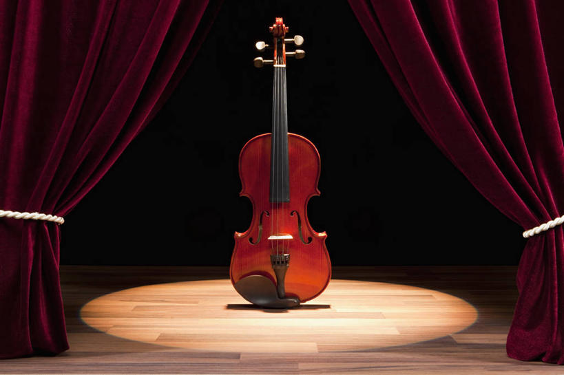 无人,舞台,横图,室内,白天,正面,地板,静物,阴影,黑色背景,反射,影子,乐器,弦乐器,地面,木地板,一个,红色,摄影,帷幕,影棚,单个,帷幔,弓拉弦乐器,弓拉弦鸣乐器,幕布,幕帘,帷幔布,低音提琴,倍大提琴,擦奏弦鸣乐器,表演台,彩图,影棚拍摄,拍摄