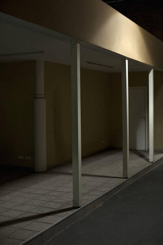 无人,栏杆,竖图,室外,夜晚,正面,阴影,反射,影子,墙,围栏,走道,走廊,过道,护栏,墙壁,墙面,白色,彩图