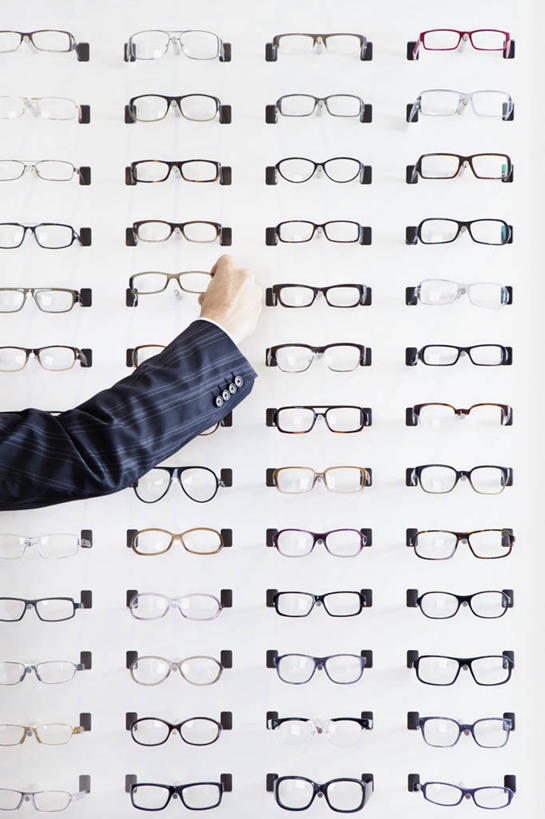 西方人,手,一个人,商店,竖图,室内,特写,白天,正面,欧洲,欧洲人,仅一个男性,仅一个人,仅一个中年男性,一排,许多,握,服装,整齐,并列,并排,眼镜,休闲装,商铺,顾客,排列,衣服,休闲,手部,休闲服,握着,服饰,单手,挑选,队列,选择,平行,近视眼镜,眼镜店,市肆,商号,采选,遴选,筛选,挑拣,挑撰,主顾,男人,男性,中年男性,白种人,半身,彩图,店铺