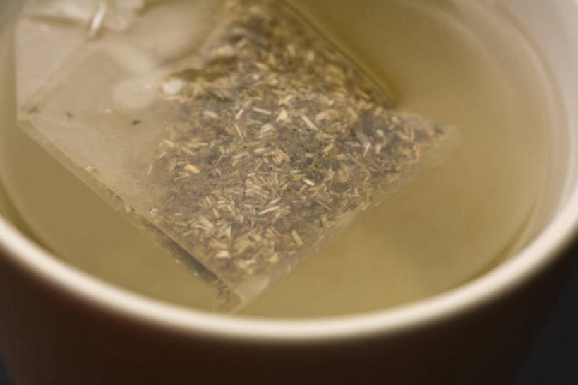 无人,横图,俯视,室内,特写,白天,幸福,茶,杯子,阴影,朦胧,模糊,反射,影子,陶瓷,茶叶,陶瓷制品,饮品,一杯,娱乐,茶包,一个,水杯,花茶,享受,休闲,温馨,放松,乐趣,保健,养生,单个,花草茶,舒适,袋泡茶,香花茶,香片,熏花茶,茶杯,彩图,高角度拍摄,洋甘菊茶