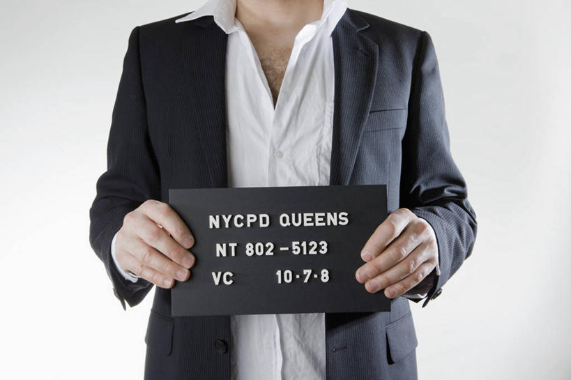 西方人,手,一个人,站,横图,照片,室内,白天,白色背景,正面,衬衫,西装,欧洲,欧洲人,双手,仅一个男性,仅一个人,仅一个中年男性,握,阴影,套装,正装,反射,英文,标志,文字,影子,字符,字母,职业装,标识,站着,手部,握着,摄影,影棚,英文字母,犯人,通缉,男人,男性,中年男性,白种人,相片,站立,半身,彩图,影棚拍摄,衬衣,拍摄,照相