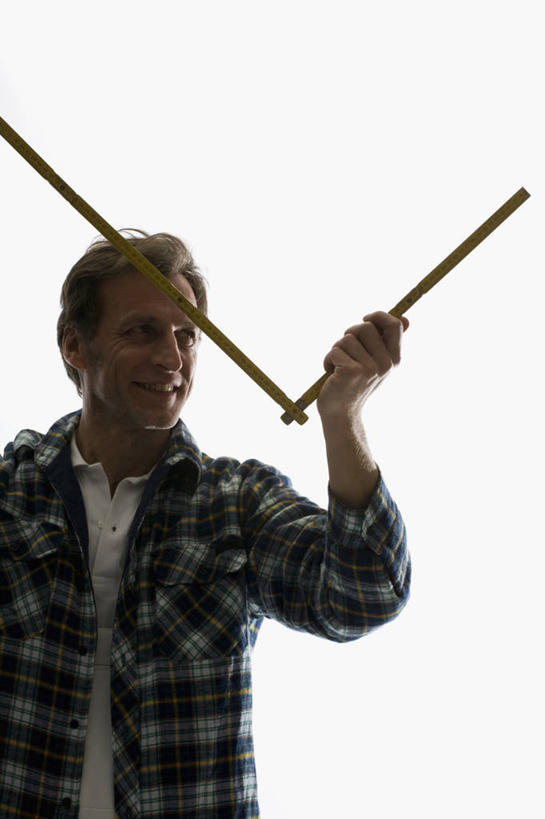 西方人,一个人,木匠,站,举,竖图,室内,白天,白色背景,正面,衬衫,欧洲,欧洲人,仅一个男性,仅一个人,仅一个中年男性,握,阴影,服装,反射,测量,方格,格子,影子,刻度,注视,休闲装,一个,衣服,尺,观察,看,托,站着,休闲,休闲服,握着,摄影,服饰,影棚,单个,观看,测量工具,尺子,察看,衡量,绘图,关注,折尺,比例,测绘,量具,量仪,标度,男人,男性,中年男性,白种人,木工,举起,举手,举着,向上举,向上伸,向上托,站立,半身,彩图,影棚拍摄,衬衣,拍摄