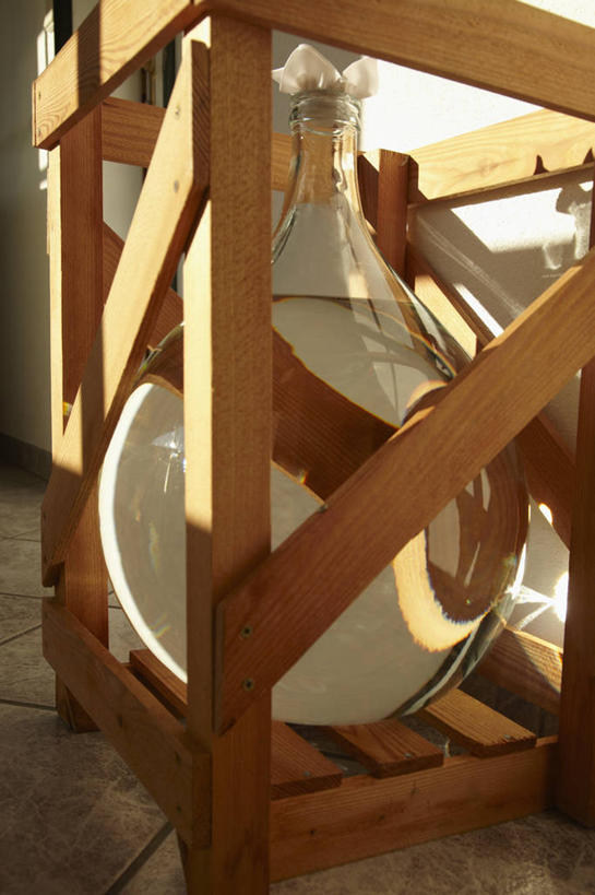 无人,栏杆,竖图,室内,白天,正面,阴影,反射,影子,围栏,酒类,护栏,玻璃制品,酒,饮料,玻璃瓶,瓶子,容器,箱子,储藏,储存,利口酒,蒸馏酒,餐后甜酒,彩图,贮存