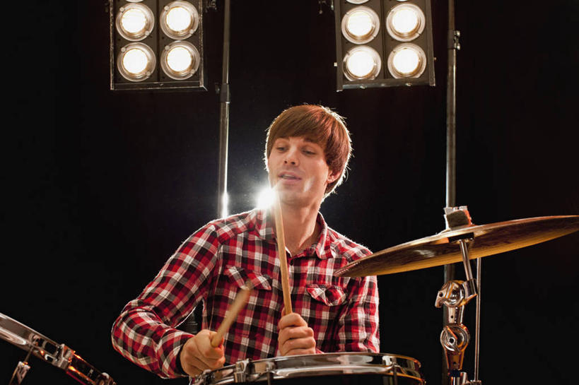 西方人,一个人,坐,笑,微笑,横图,室内,夜晚,正面,衬衫,照明,欧洲,欧洲人,仅一个男性,仅一个人,乐队,表演,握,阴影,服装,光线,影子,灯光,鼓,架子鼓,乐器,演奏,注视,休闲装,队伍,灯,仅一个年轻男性,衣服,灯具,观察,看,休闲,休闲服,握着,服饰,观看,聚光灯,打击乐器,照亮,察看,演出,照明设备,关注,奏乐,爵士鼓,上演,男人,男性,年轻男性,白种人,坐着,半身,彩图,衬衣