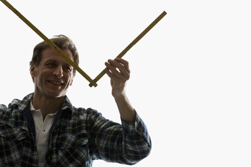 西方人,一个人,木匠,站,举,笑,微笑,露齿笑,横图,室内,白天,白色背景,正面,衬衫,欧洲,欧洲人,仅一个男性,仅一个人,仅一个中年男性,握,阴影,服装,反射,测量,方格,格子,影子,刻度,注视,休闲装,一个,衣服,尺,观察,看,托,站着,休闲,休闲服,握着,摄影,服饰,影棚,单个,观看,测量工具,尺子,察看,衡量,绘图,关注,折尺,比例,测绘,量具,量仪,标度,男人,男性,中年男性,白种人,木工,举起,举手,举着,向上举,向上伸,向上托,站立,半身,彩图,影棚拍摄,衬衣,拍摄