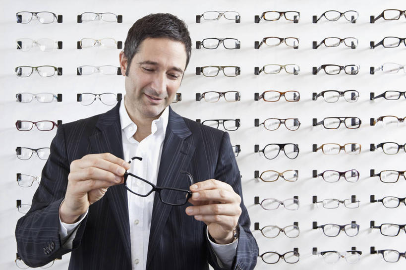 西方人,一个人,商店,站,笑,微笑,横图,室内,白天,正面,衬衫,西装,欧洲,欧洲人,仅一个男性,仅一个人,仅一个中年男性,一排,许多,握,套装,正装,整齐,眼镜,注视,职业装,商铺,顾客,排列,低头,观察,看,站着,握着,观看,察看,挑选,队列,关注,选择,近视眼镜,眼镜店,市肆,商号,采选,遴选,筛选,挑拣,挑撰,主顾,男人,男性,中年男性,白种人,站立,半身,彩图,衬衣,店铺