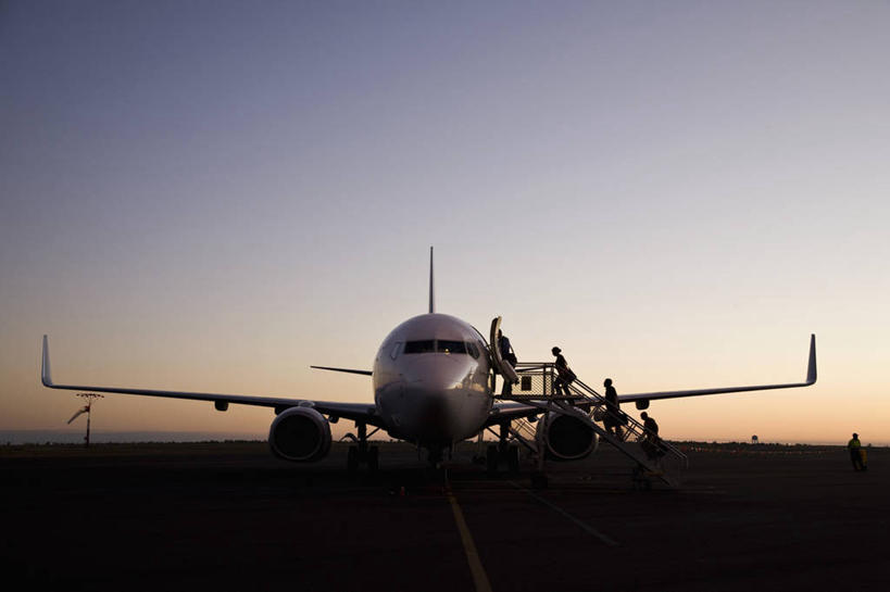 西方人,两个人,机场,栏杆,走,横图,室外,白天,侧面,日落,楼梯,飞机,飞机场,欧洲,澳大利亚,欧洲人,服装,扶手,阶梯,晚霞,霞光,落日,交通,背光,休闲装,航空,护栏,台阶,衣服,黄昏,停机坪,交通工具,休闲,休闲服,彩霞,运输,服饰,一架,客机,载具,大洋洲,澳洲,逆光,南方大陆,澳大利亚联邦,西澳大利亚,西澳大利亚州,夕照,薄暮,黑德兰港,男人,男性,中年男性,白种人,夕阳,步行,走路,彩图,全身,傍晚,斜阳